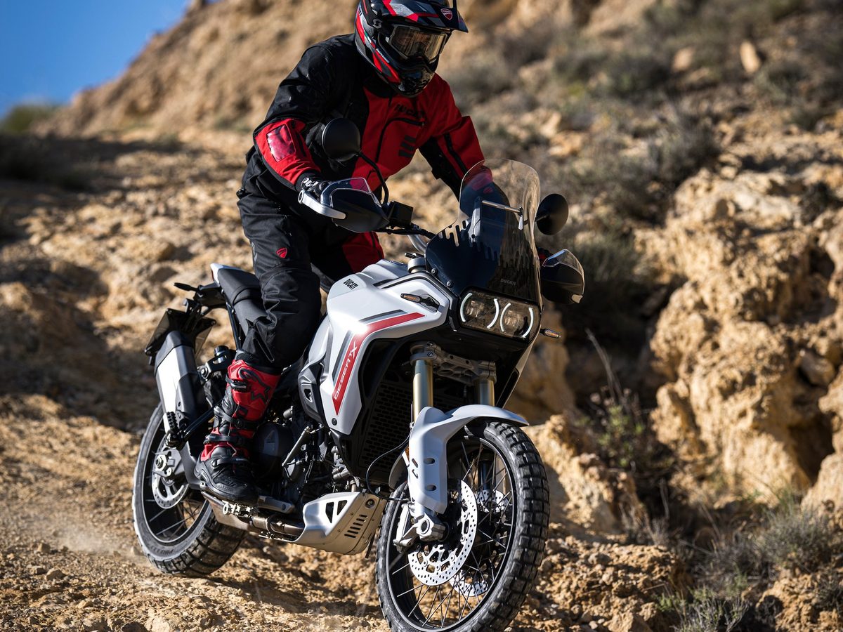 Ducati DesertX בנסיעת שטח על שביל הררי
