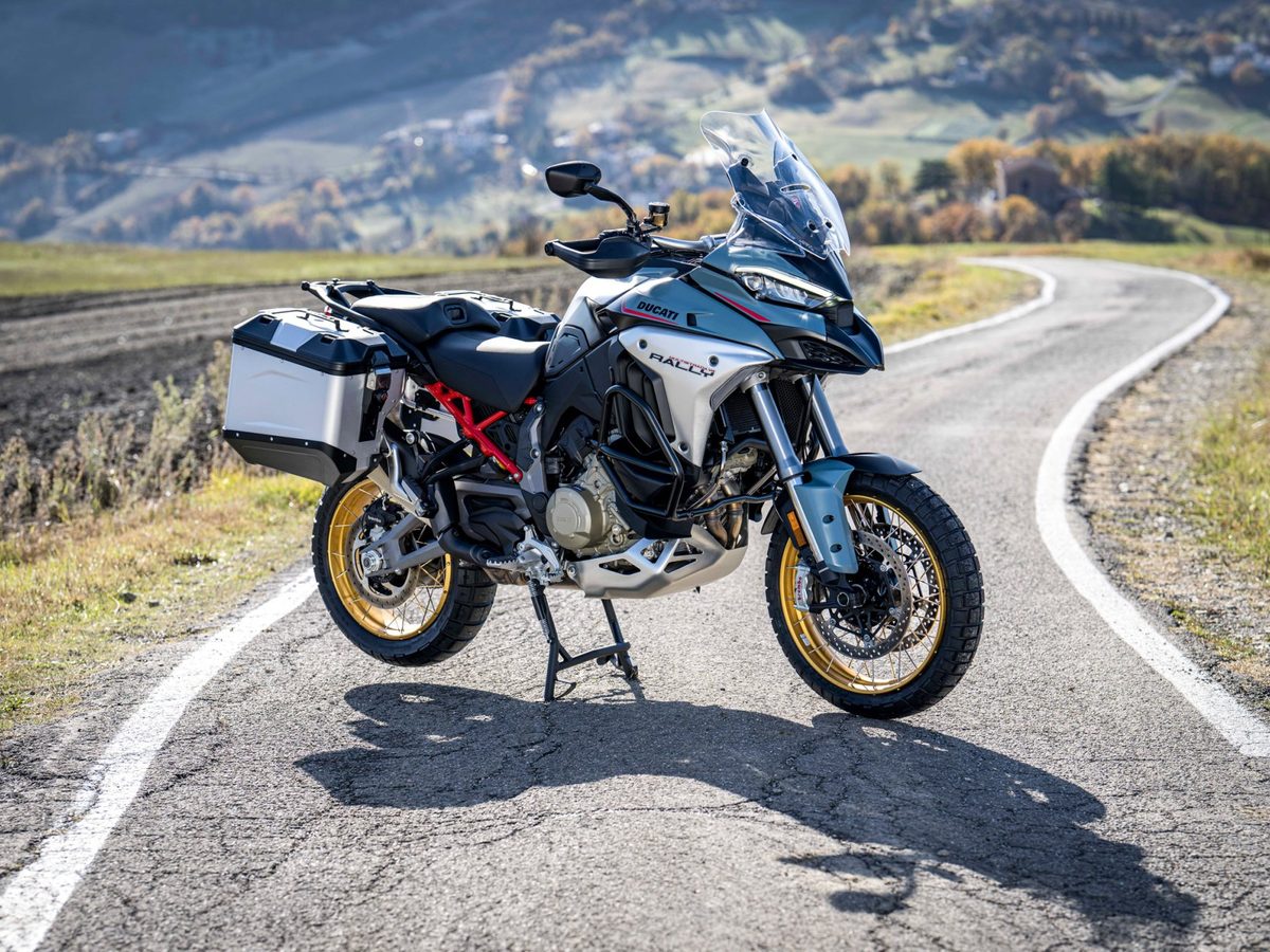 Ducati Multistrada V4 Rally עם מזוודות על כביש נופי