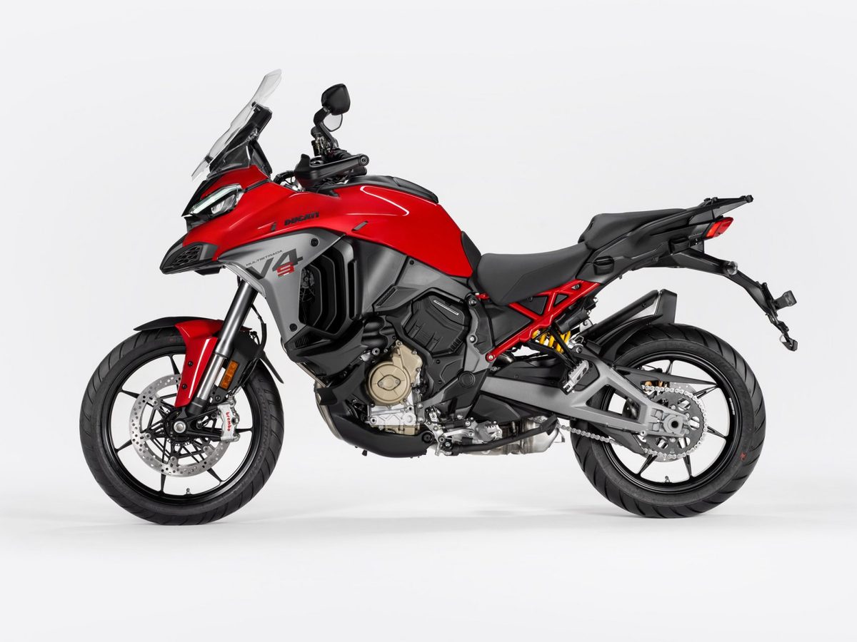 Ducati Multistrada V4 באדום, צילום סטודיו מהצד