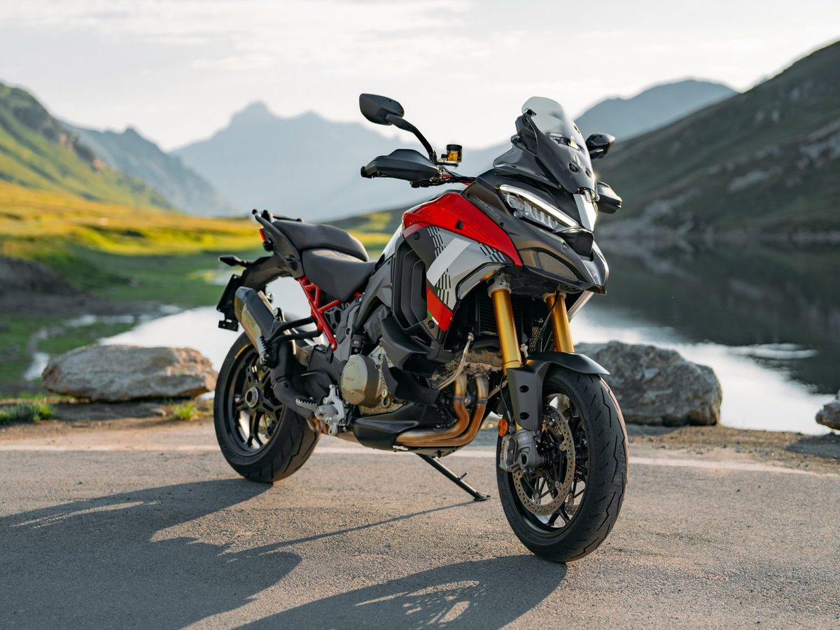 Ducati Multistrada V4 חונה על כביש הרים לצד אגם