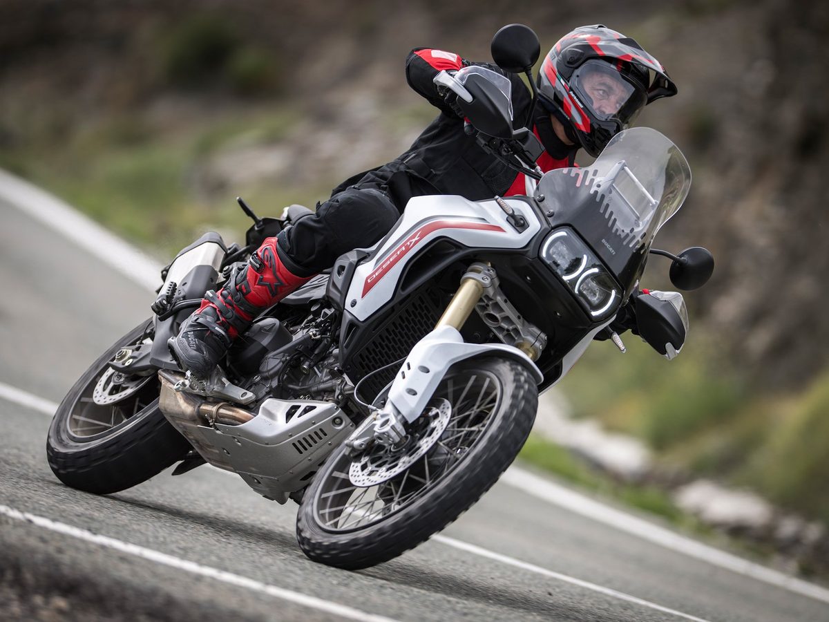 Ducati DesertX בהטיה בפנייה על כביש הרים