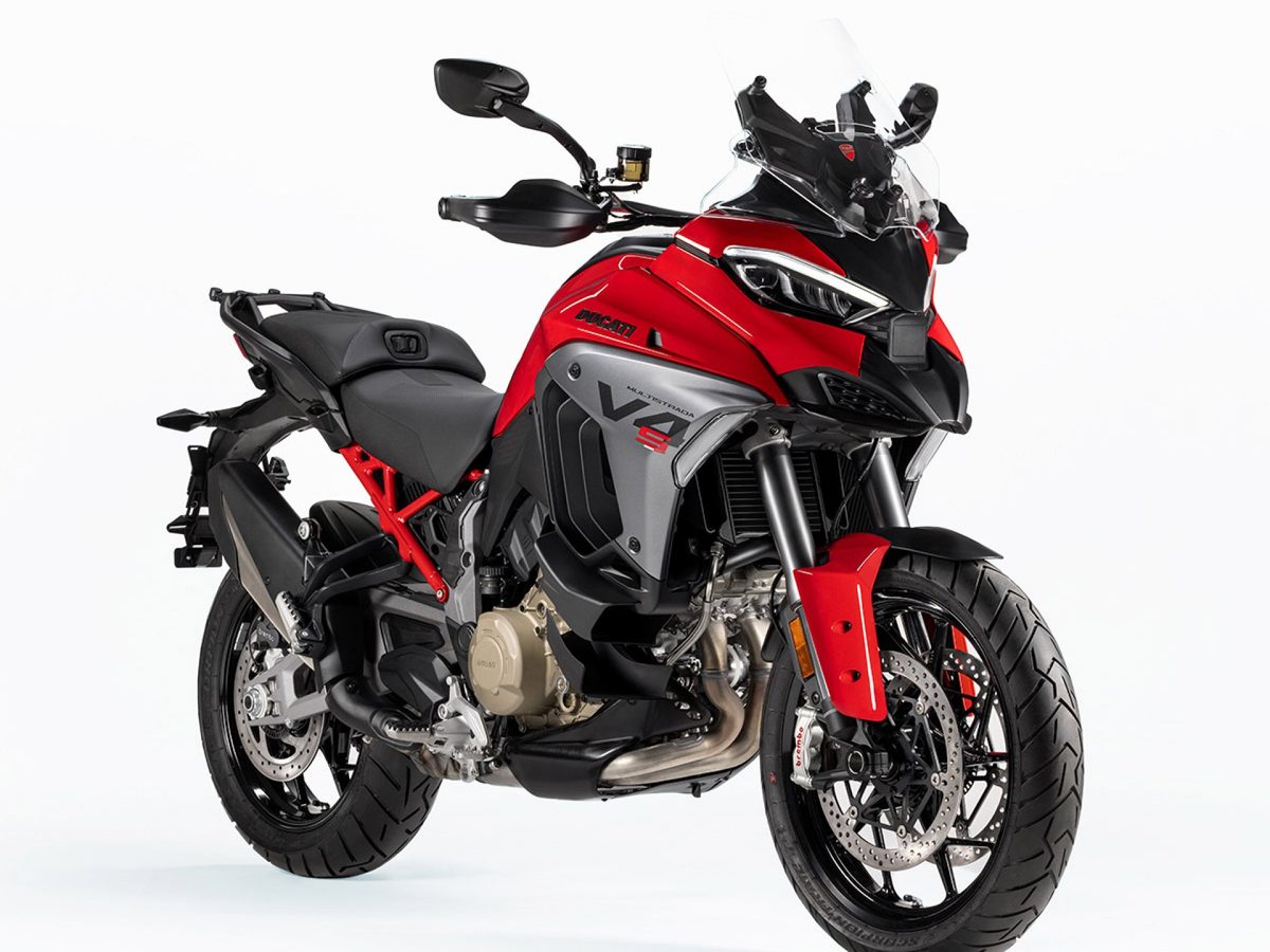 Ducati Multistrada V4 באדום, צילום סטודיו בזווית קדמית