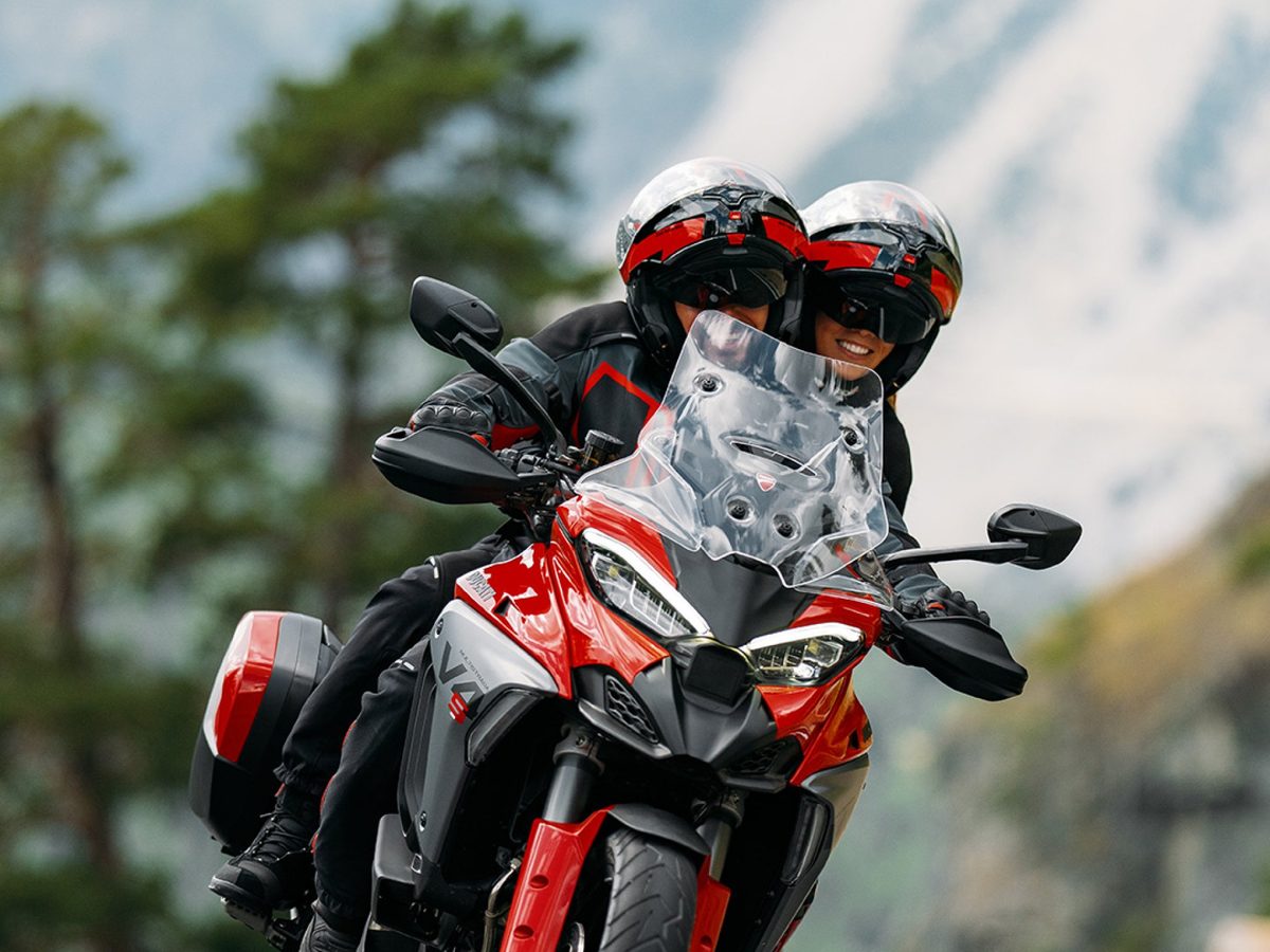 Ducati Multistrada V4 בנסיעה בשניים על כביש הררי