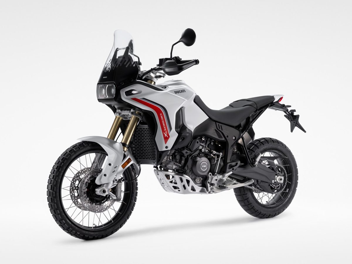 Ducati DesertX בצילום סטודיו בזווית קדמית