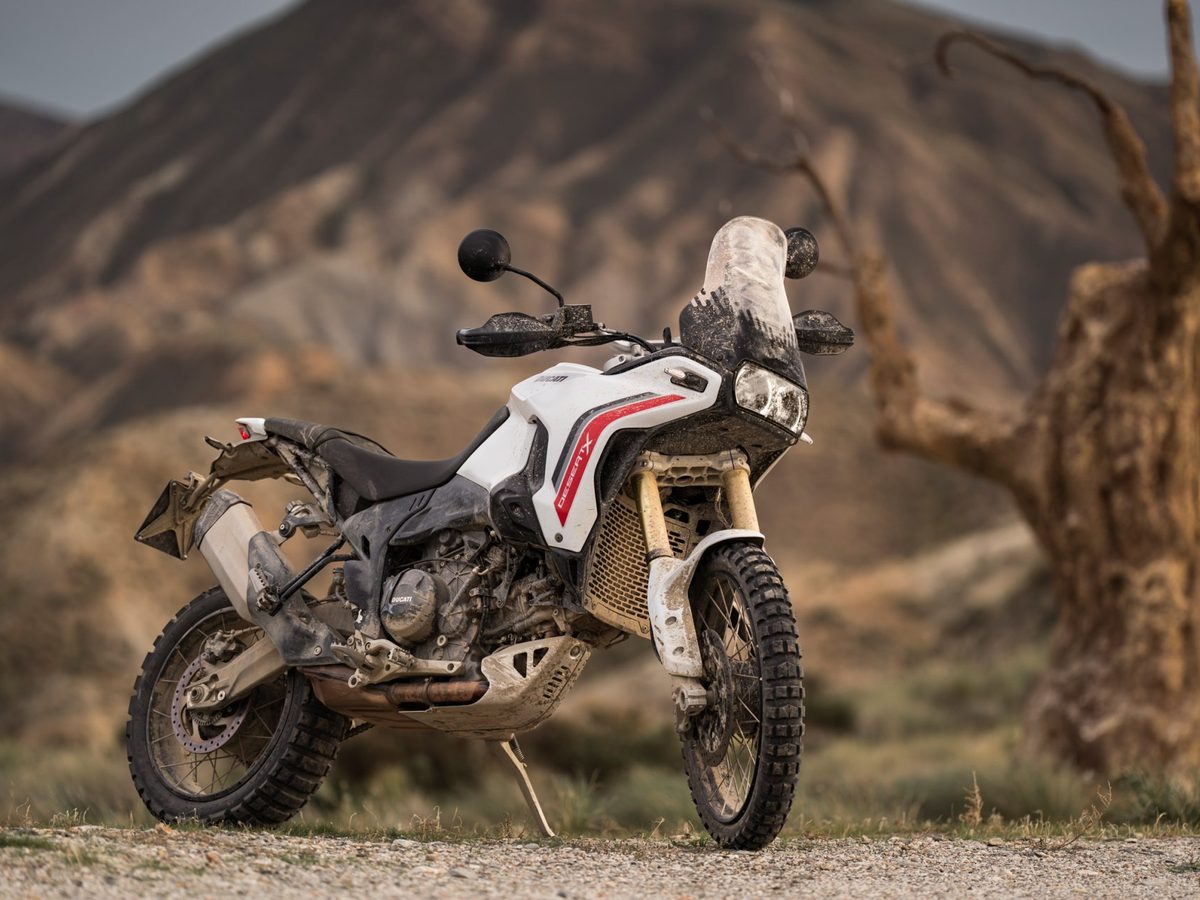 Ducati DesertX עם ציוד מסע בנוף מדברי